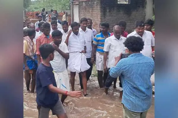 Unprecedented flooding in the Kedilam River near Panruti
