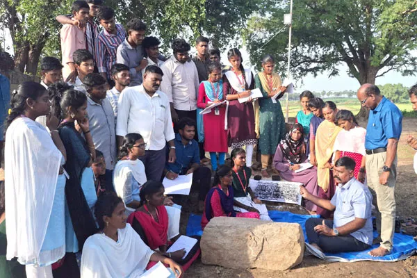 College students were amazed by copying the inscriptions 