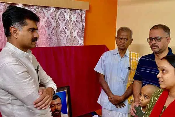 Durai Vaiko meets family  deceased  Trichy and offered condolences 