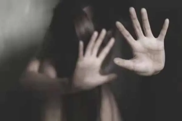 Sub-inspector misbehaves with female sub-inspector in Uttar Pradesh 