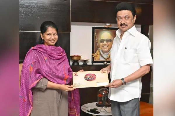  Kanimozhi gave the invitation to the 'Artist 100 Quiz' finale to the CM stalin