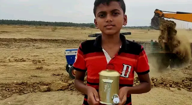 The boy who gave the small storage into youngster to recover pool