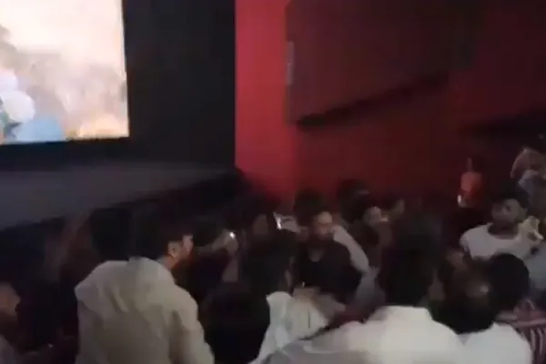 yatra 2 fans fight between jegam mogan reddy pawan kalyan 