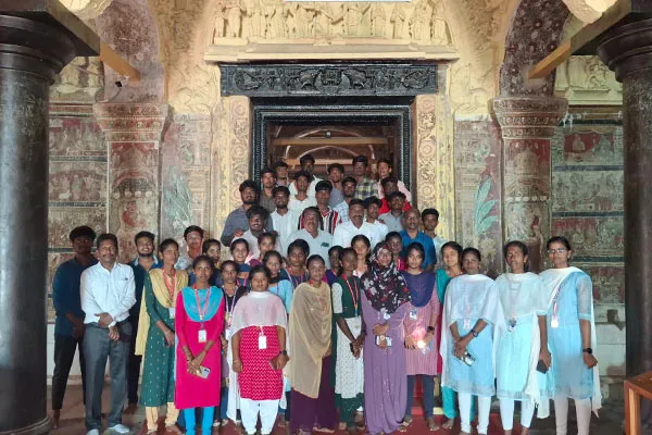 College students were amazed by copying the inscriptions 
