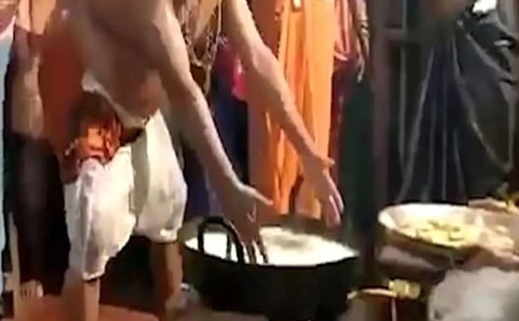 A person who pours boiling oil on the Samiyadi at a temple festival
