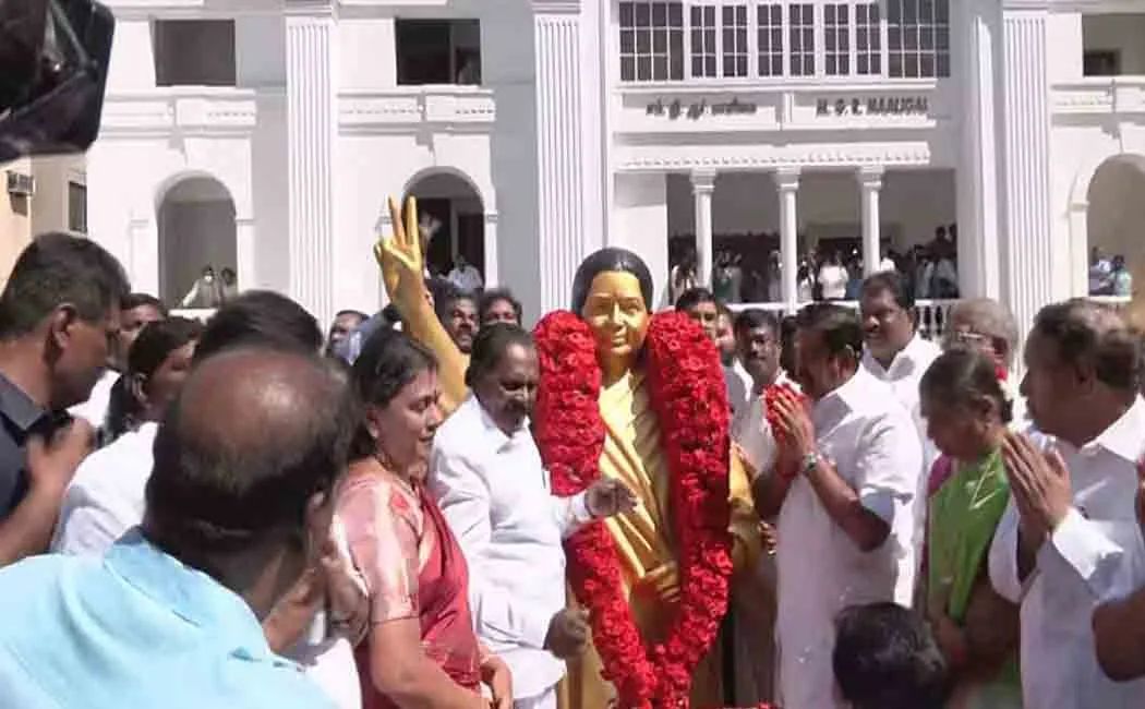 Palaniswami respects Jayalalithaa statue