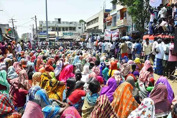 struggle of people claiming that driver was incident by policemen in Tenkasi