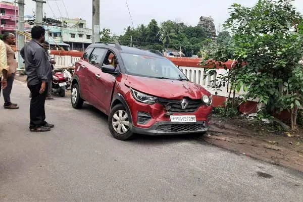 Drunk driver crashes car into transformer