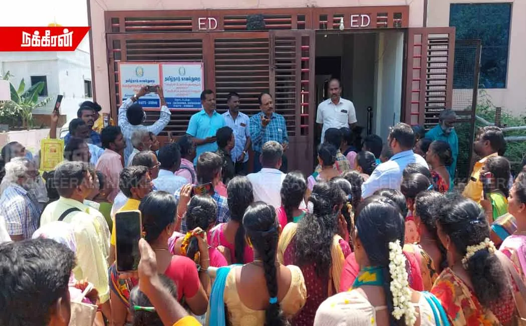 8 grams of gold if 1 lakh is built; Seat Fraud; People's procession