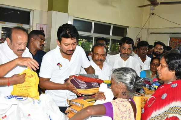 Deputy CM met the affected people in Cuddalore and provided relief