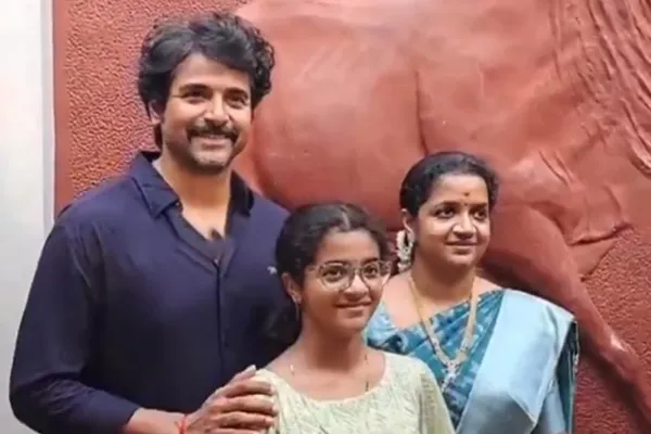 sivakarthiyen visited keezhadi musuem with his family