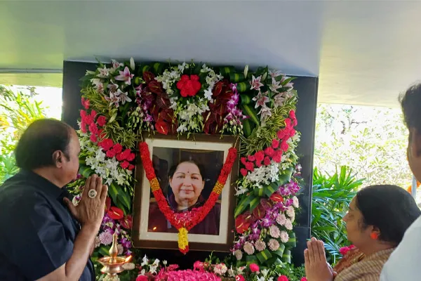 Pugazhendi paid homage at Jayalalitha residence