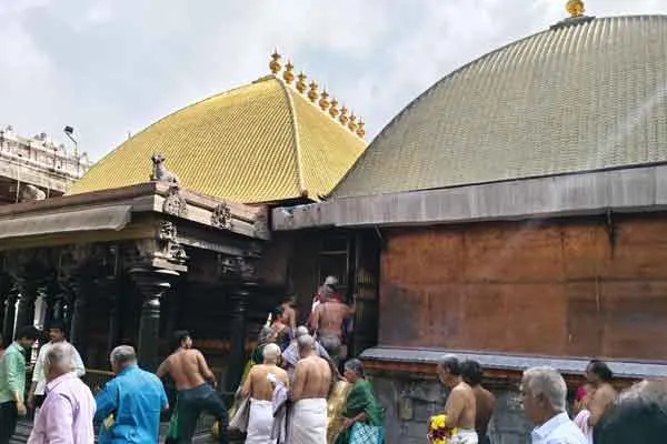 Devotees who Kanaka Sabha of Chidambaram Nataraja Temple darshan Lord 
