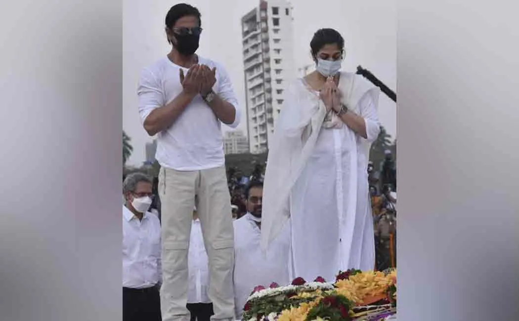 Shah Rukh Khan and pooja photo paying homage Lata Mangeshkar goes viral 