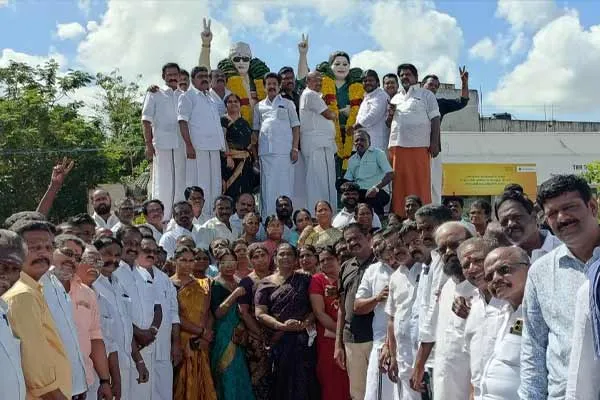  Jayalalithaa  statue paid homage by garlanding it in Chidambaram