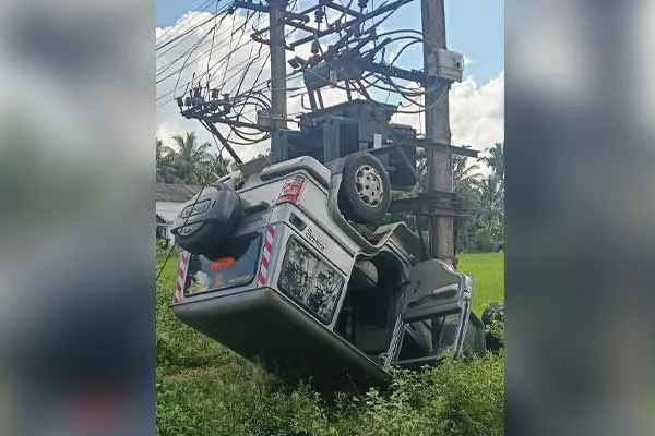 Thittakudi Tashildar  car overturns, causing accident