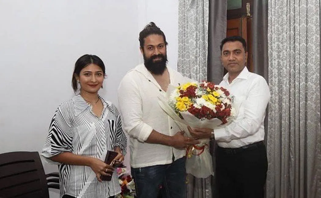 yash and his wife met goa cm Pramod Sawant