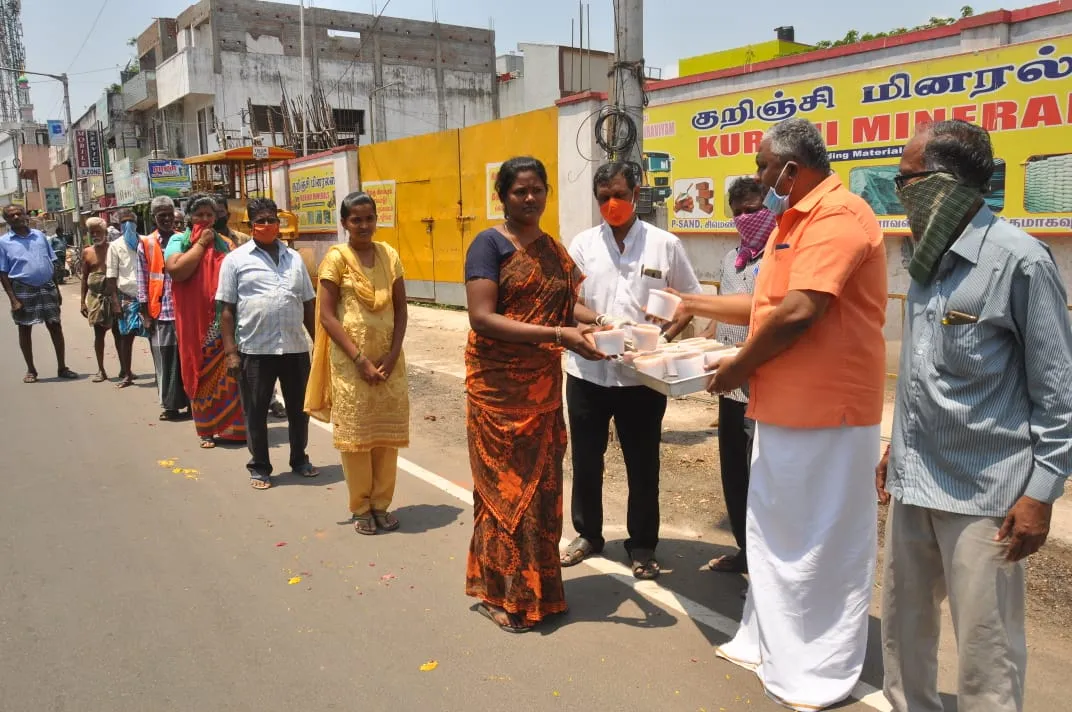  Volunteers delivering food to residents of Chennai Road (pics)