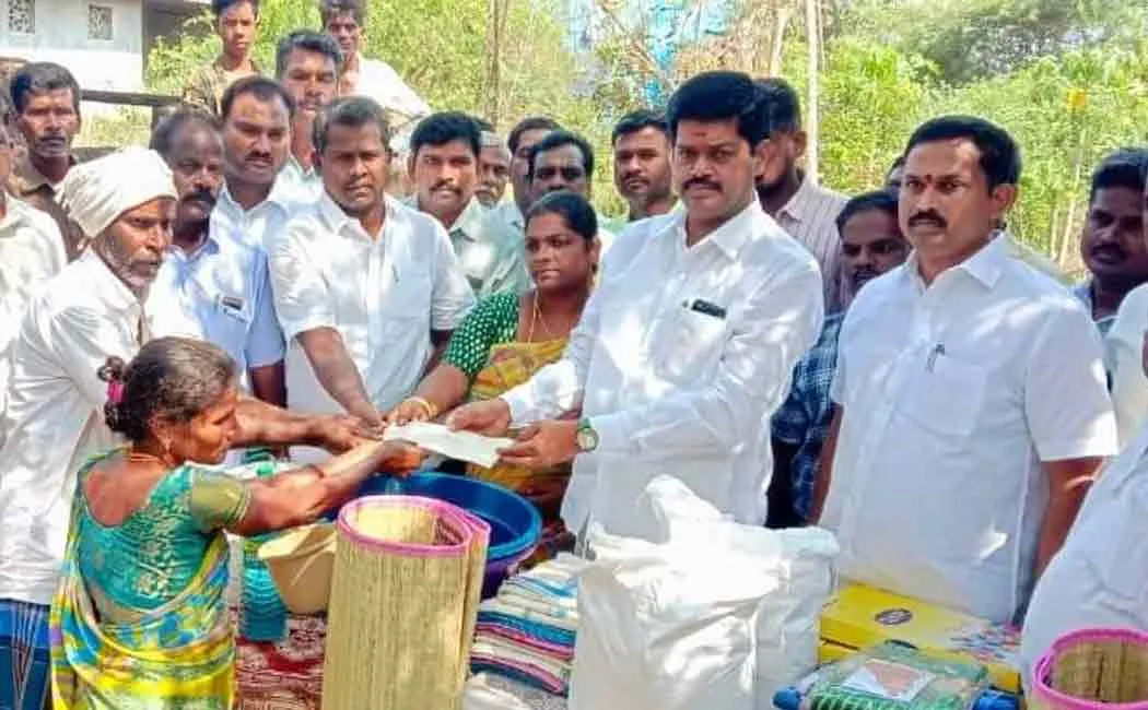 vilupuram MLA provided relief aid home fire incident family