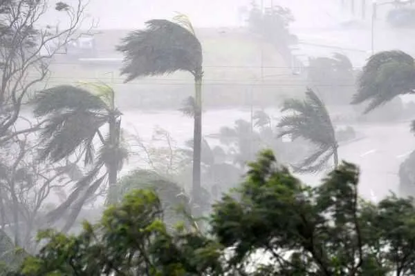 Gajah travels towards Tamilnadu; Hurry rescue crew quick !!