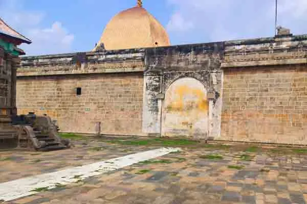 gate through which Nandanar entered should be opened 