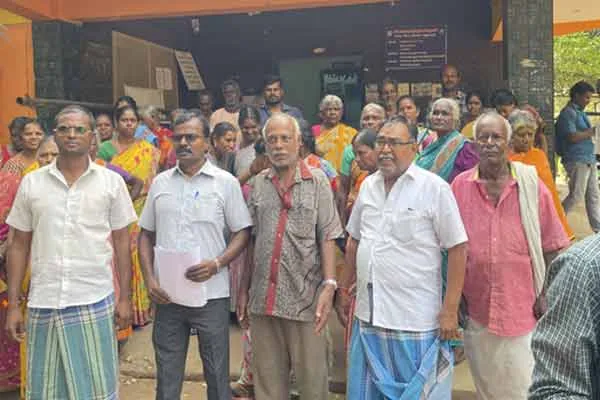 Traders besiege Chinnalapatti Town Panchayat office 