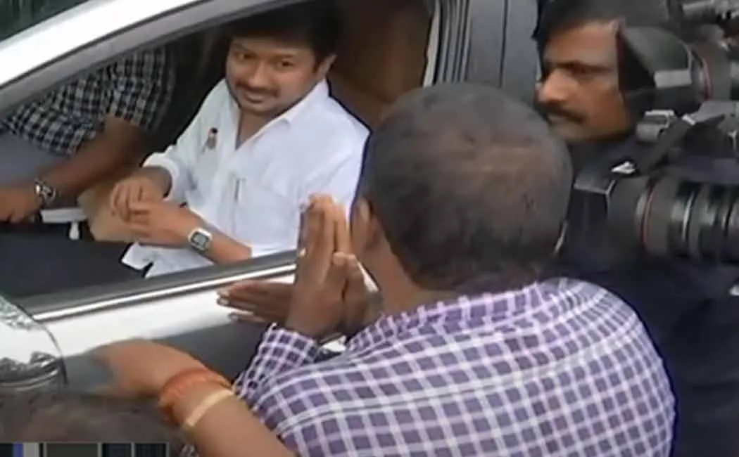 OPS supporters demand Udayanidhi; Busy Greenways Road