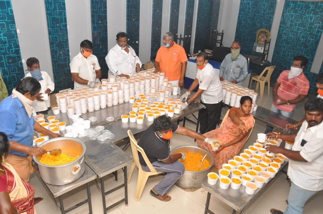  Volunteers delivering food to residents of Chennai Road (pics)