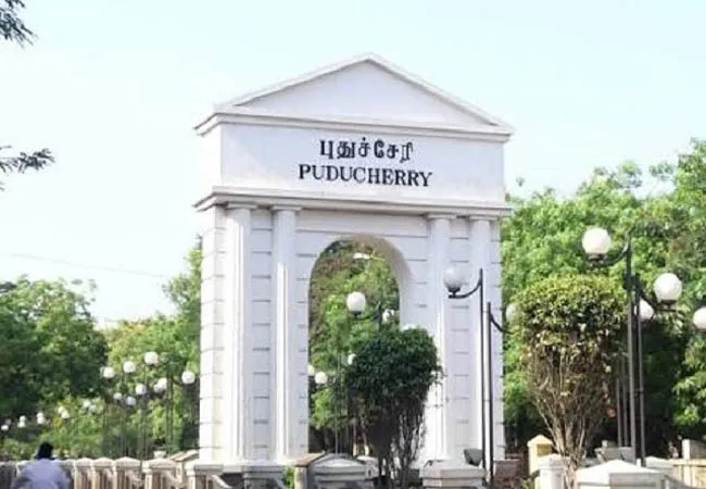 pondicherry thief entry one wine shop  Robbery money and wines