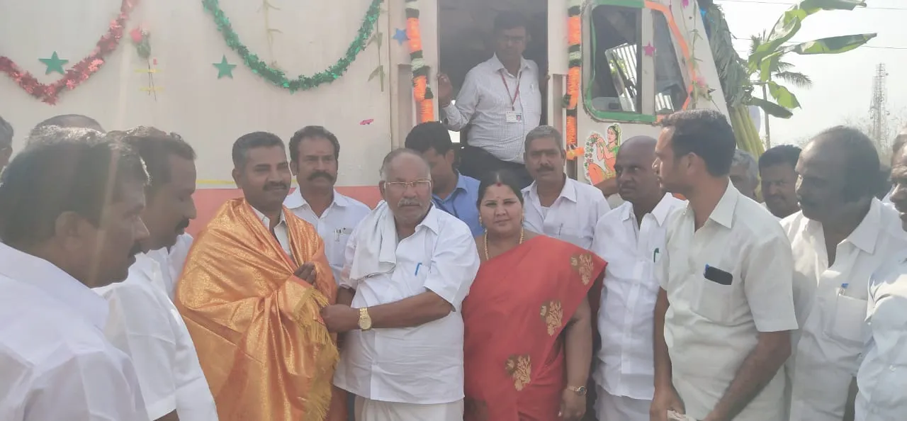  The Tejas train flag was sent by MP wife; Officials who saw the violation of the rules