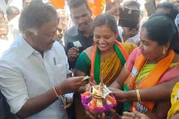 Complaint against OPS which gives Rs 1500 to women  BJP women team