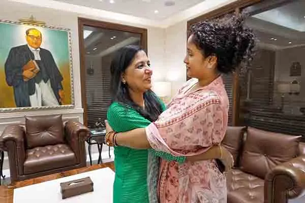 Hemant Soren wife met with Kejriwal wife!