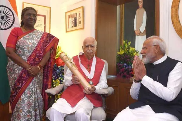 President Draupadi Murmu was made to stand while presenting the award to Advani