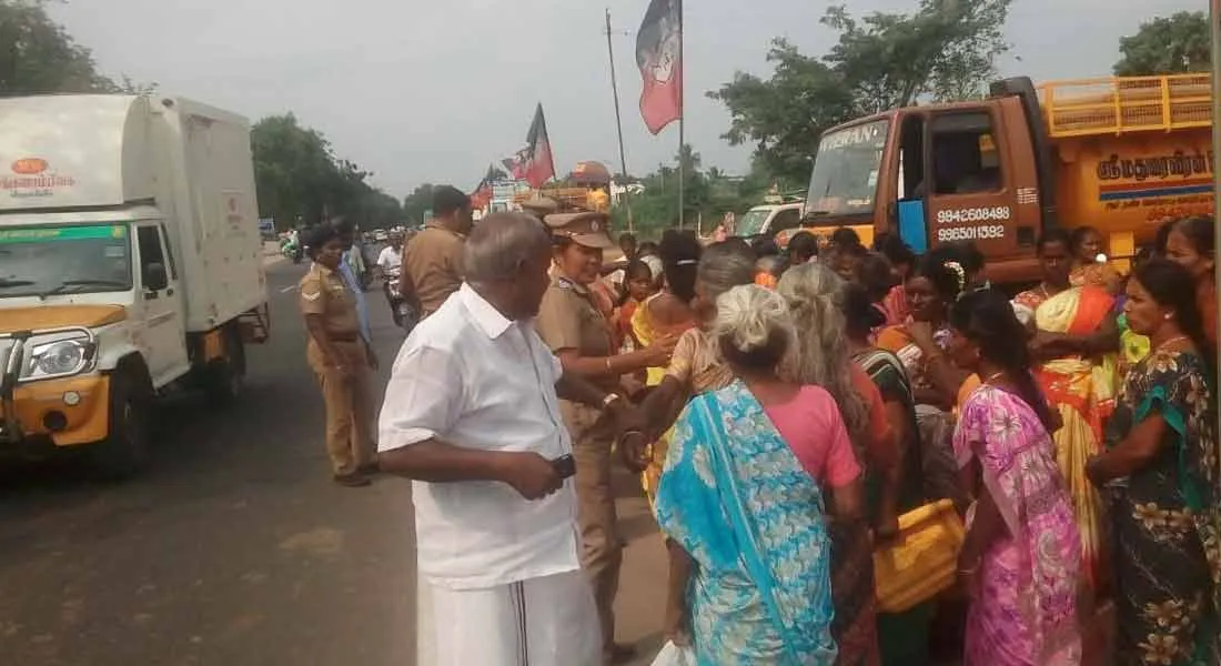 Womens Siege to minister Vijaya Bhaskar