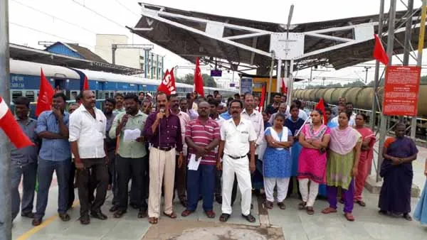 Railway workers struggle!