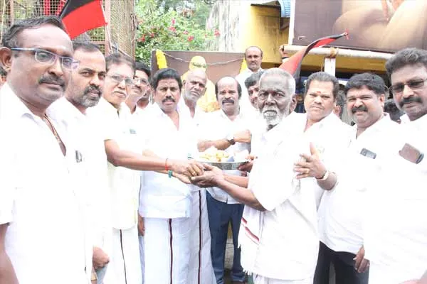 DMK members serve biryani public occasion cm stalin birthday