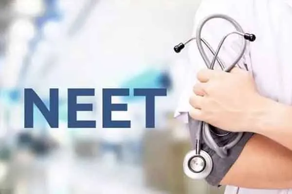 Student commits  lost their life due to fear of NEET exam