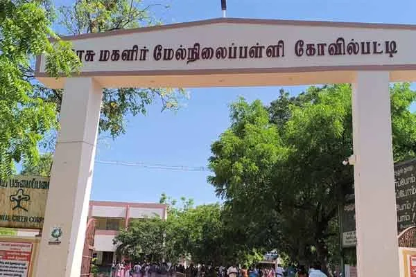 New students welcomed enthusiastically school opened after summer vacation