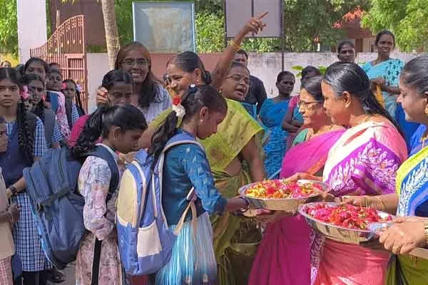 New students welcomed enthusiastically school opened after summer vacation