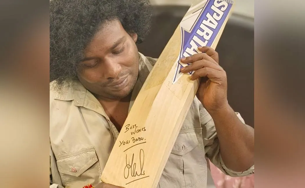 Dhoni gifted  cricket bat to Yogi Babu 