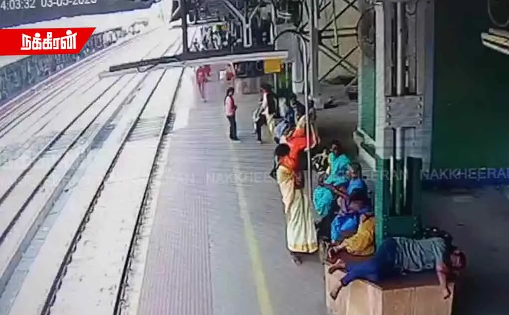 Girl child recovered by the police at the railway station; Tragedy of a 3-month-old baby girl