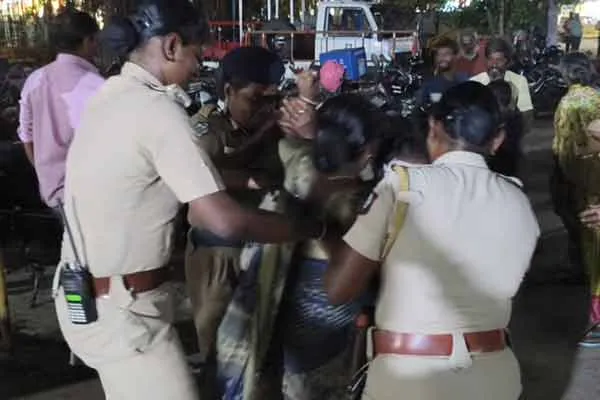 Women argue with police while arresting rowdy in Thoothukudi