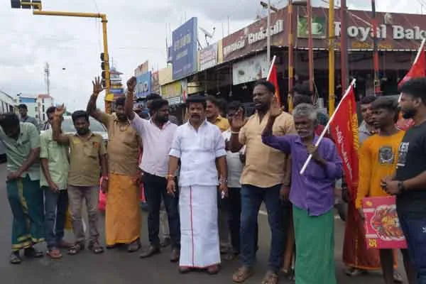 Celebration of Manimandapam with crackers for Mookaiya Thevar