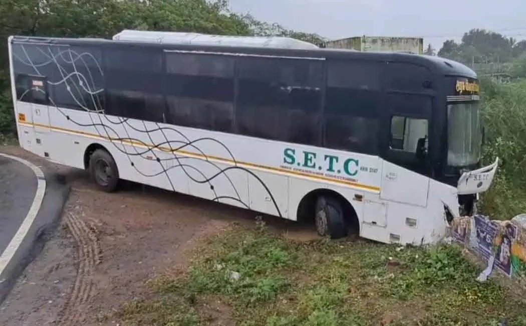   govt luxury bus was found hanging from bridge bend near Sethiyathoppu