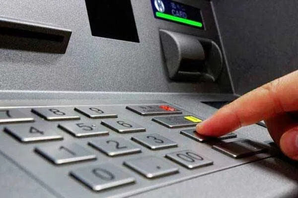 man breaks bank ATM machine at erode 
