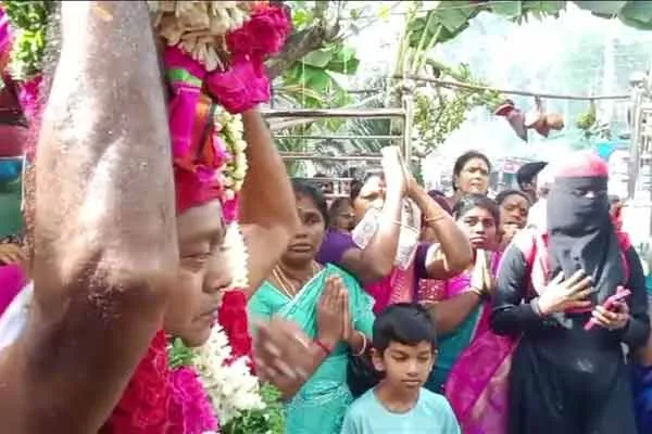 Muslim woman bowing in worship at the Veeramuni Andavar temple.