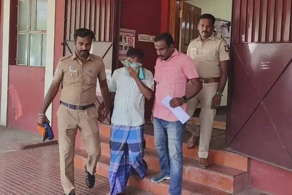 Fake official arrested extorting money pretending food department official 