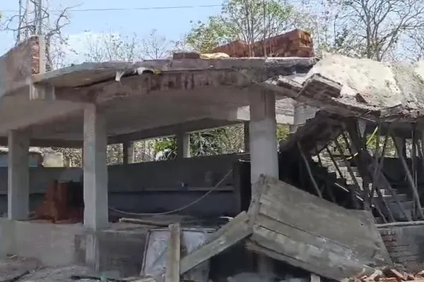 Passenger shelter built with MLA funds collapses