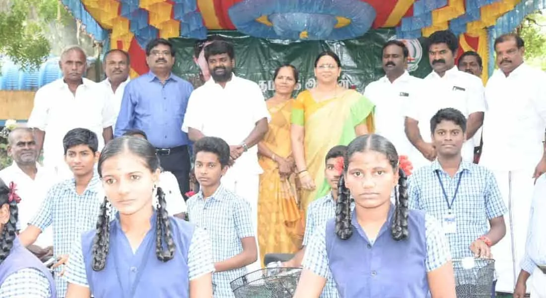 Womens Siege to minister Vijaya Bhaskar