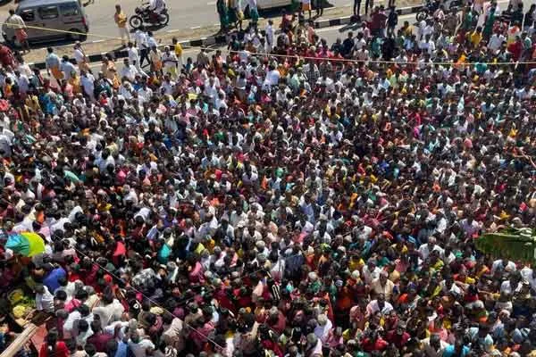 Police fail to control temple consecration crowd!